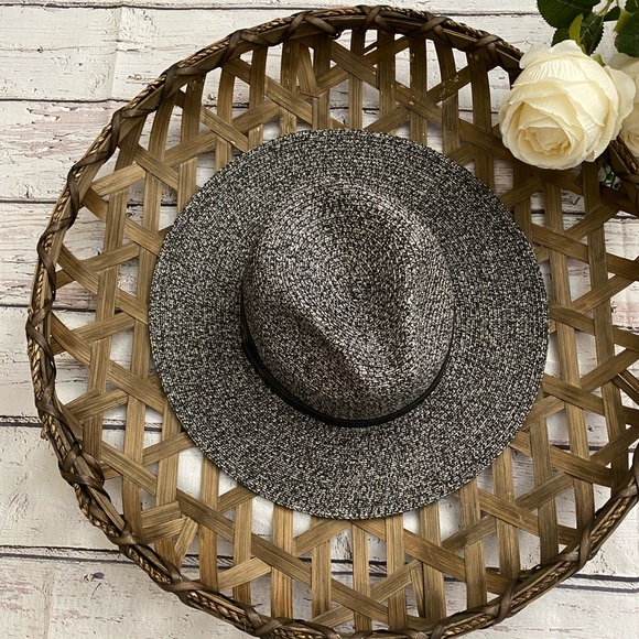 LAST ONE!! Stunning Panama Hat With Black Band - Picture 4 of 7